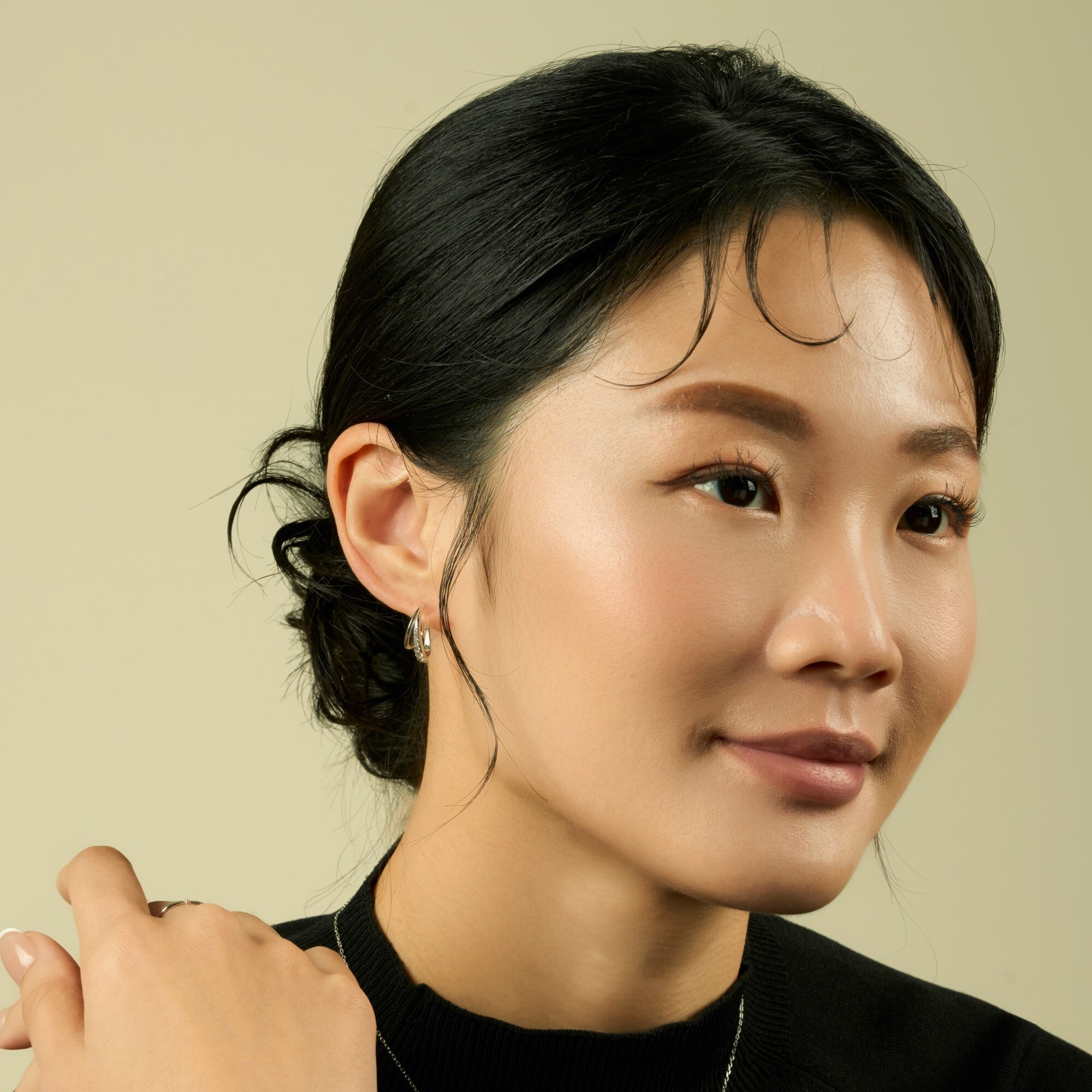 925純銀耳環,抗過敏材質與電鍍金色,鑲嵌細緻鋯石