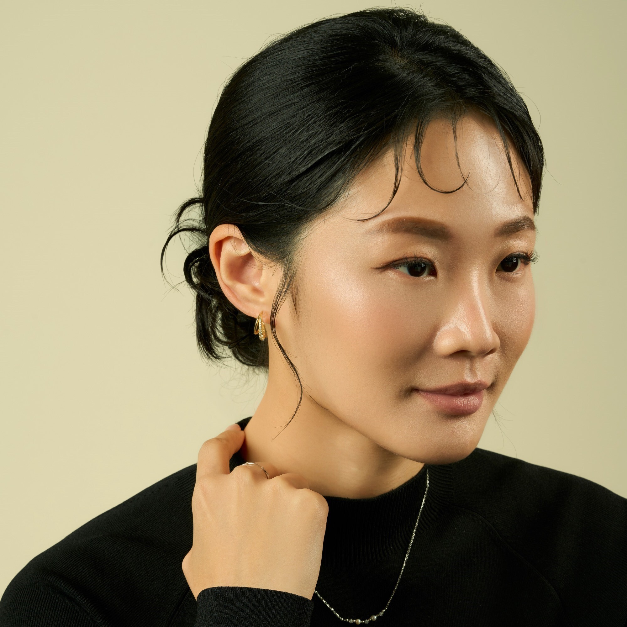 925純銀耳環,抗過敏材質與電鍍金色,鑲嵌細緻鋯石