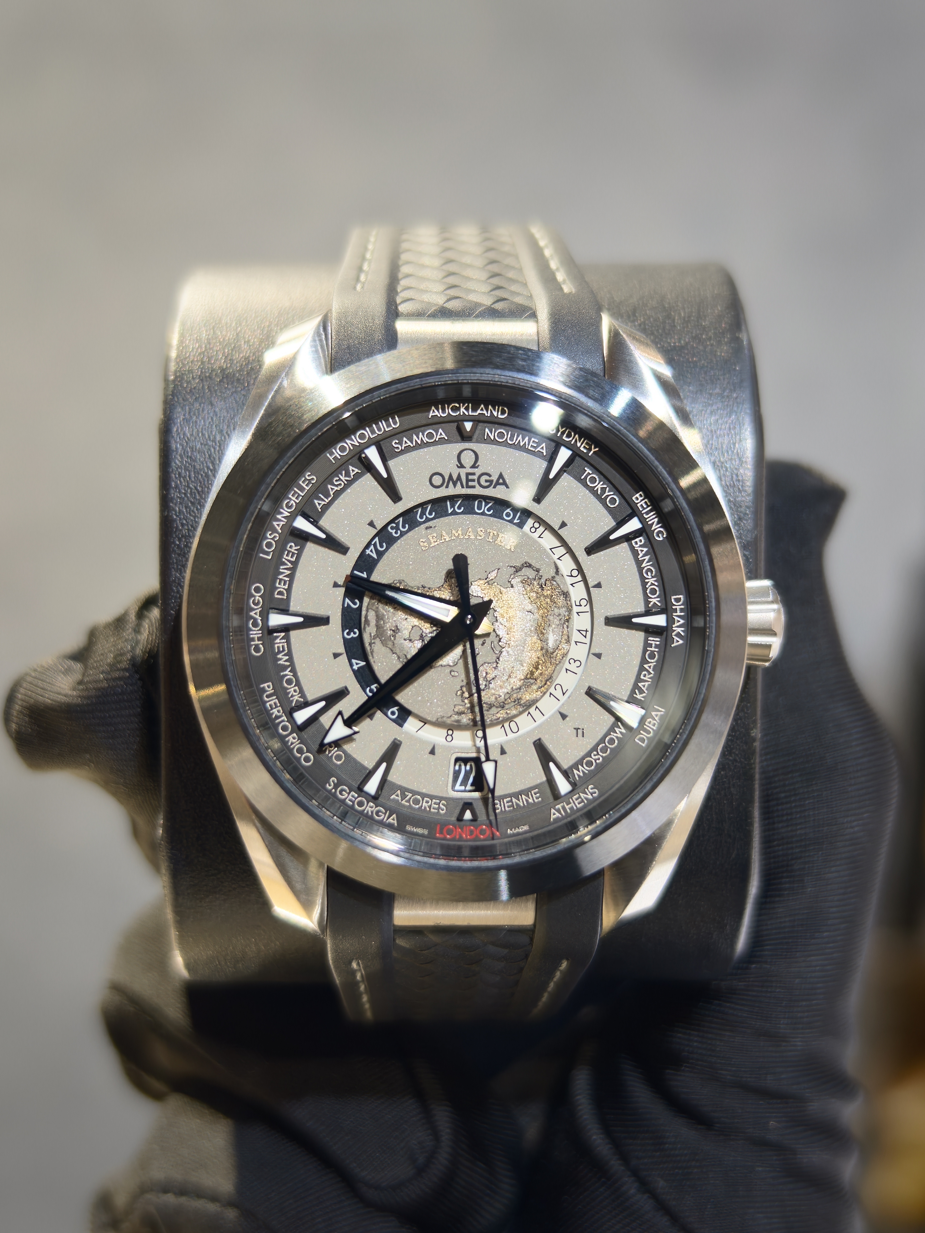 BRAND NEW OMEGA SEAMASTER 220.92.43.22.99.001 22092432299001 AQUA TERRA 150M GREY DIAL TITANIUM CO‑AXIAL MASTER CHRONOMETER GMT WORLDTIMER 43MM