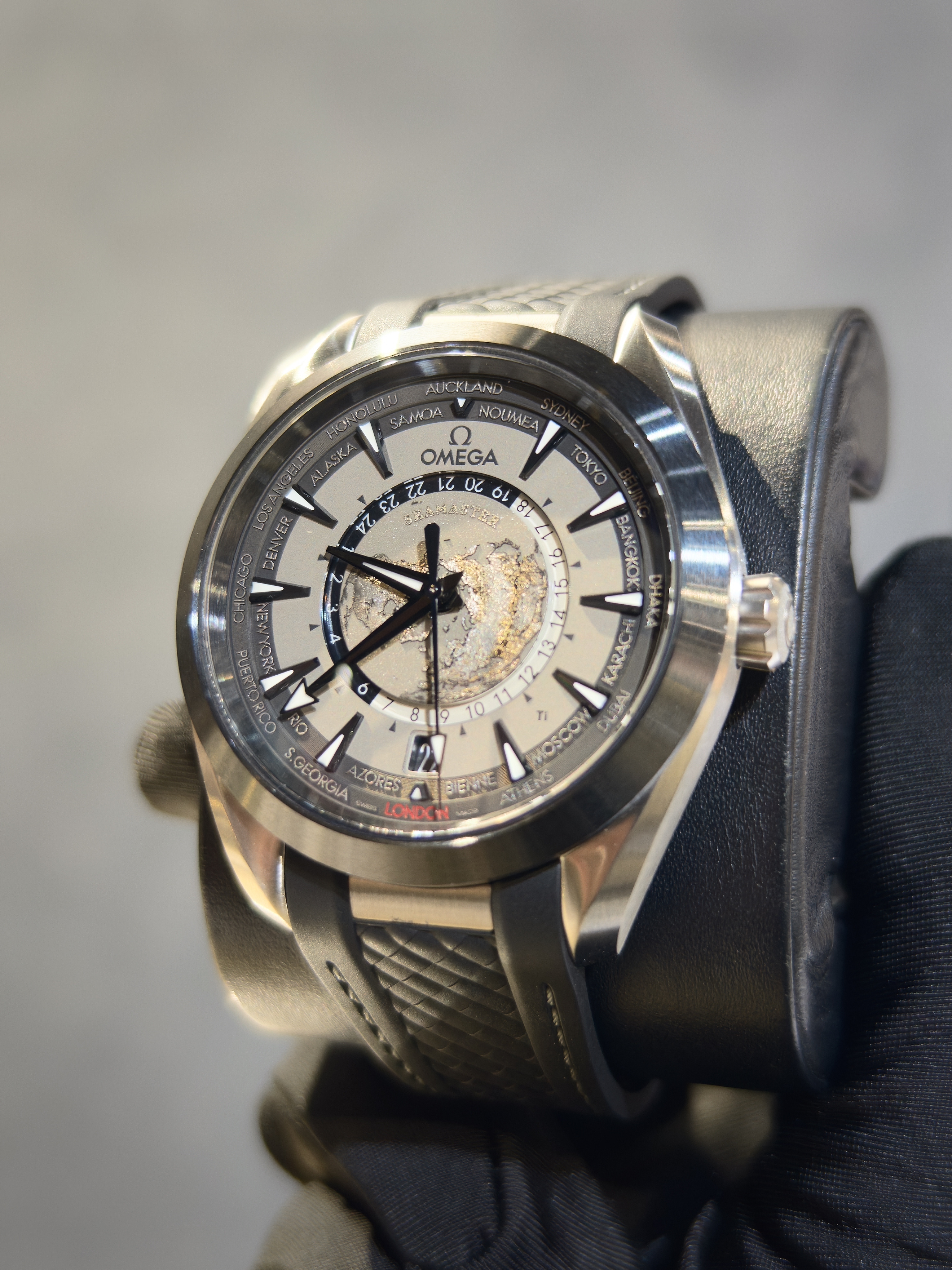 BRAND NEW OMEGA SEAMASTER 220.92.43.22.99.001 22092432299001 AQUA TERRA 150M GREY DIAL TITANIUM CO‑AXIAL MASTER CHRONOMETER GMT WORLDTIMER 43MM