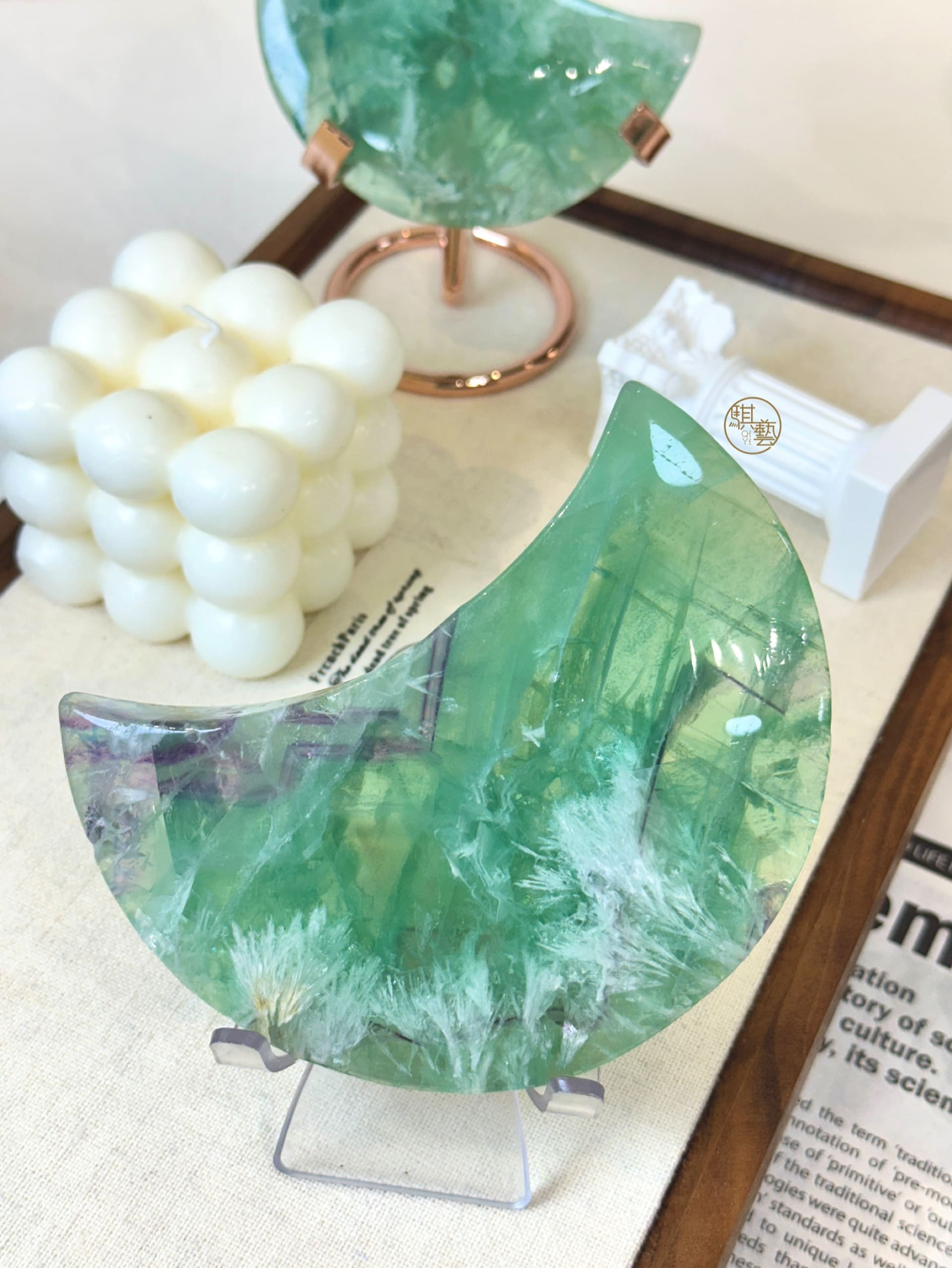 羽毛螢石月亮｜清透羽紋・月光能量・空間療癒