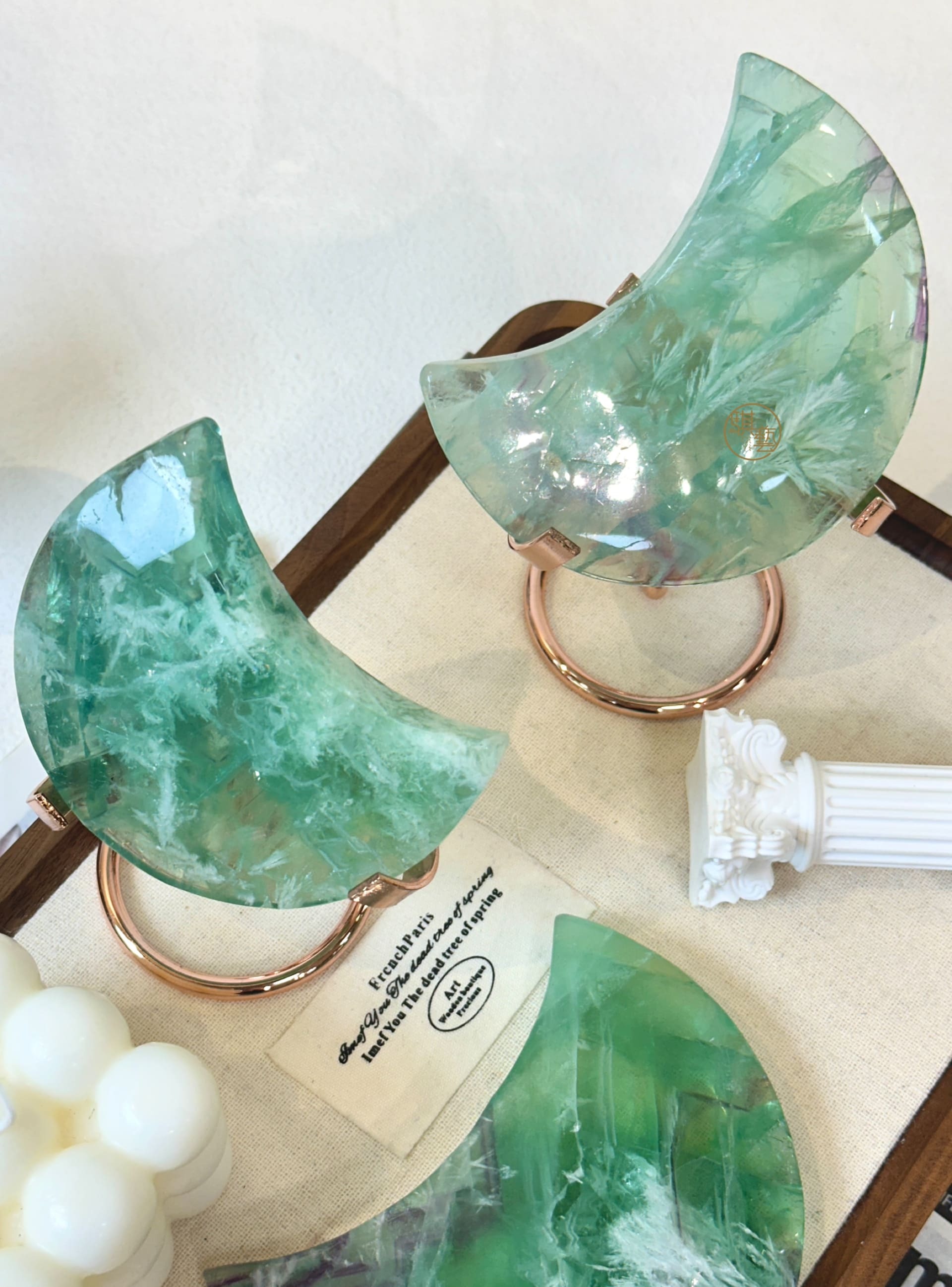 羽毛螢石月亮｜清透羽紋・月光能量・空間療癒