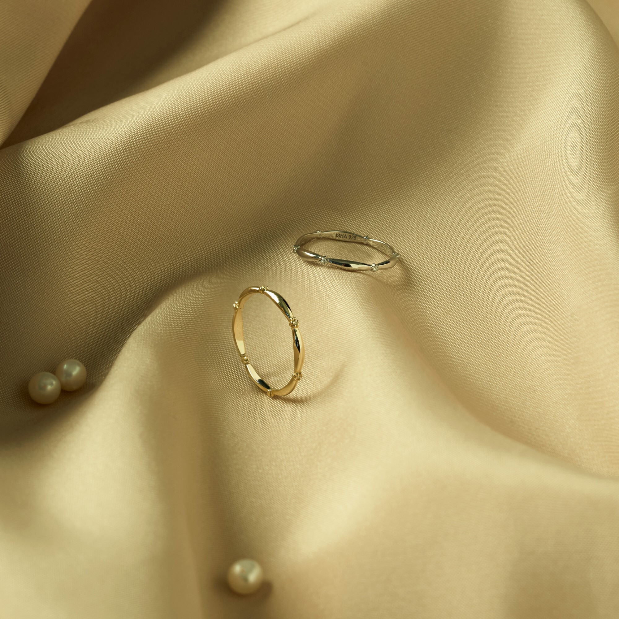 925純銀戒指，搭配金銀兩色，是一款適合修飾指型、顯長的戒指