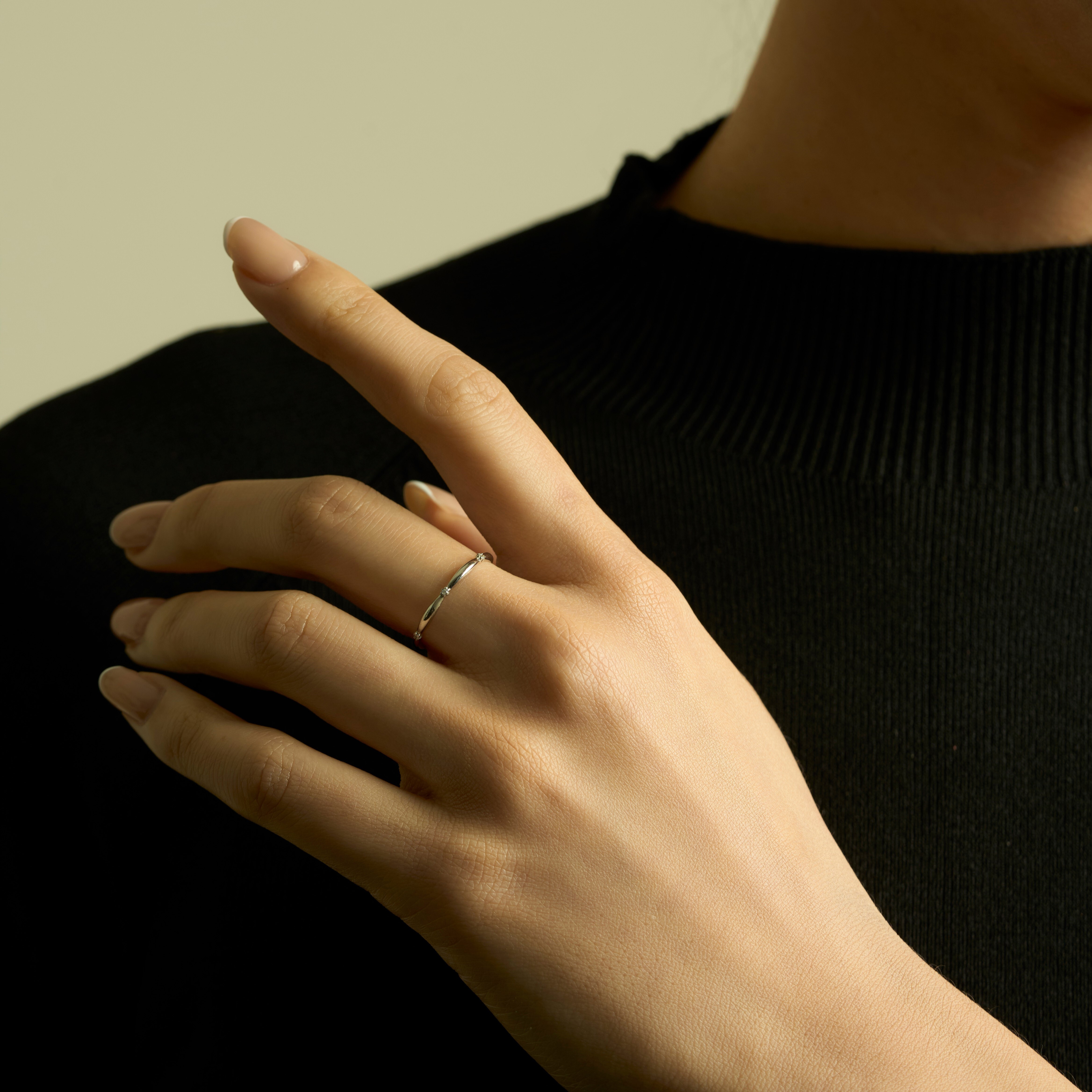 925純銀戒指，搭配金銀兩色，是一款適合修飾指型、顯長的戒指