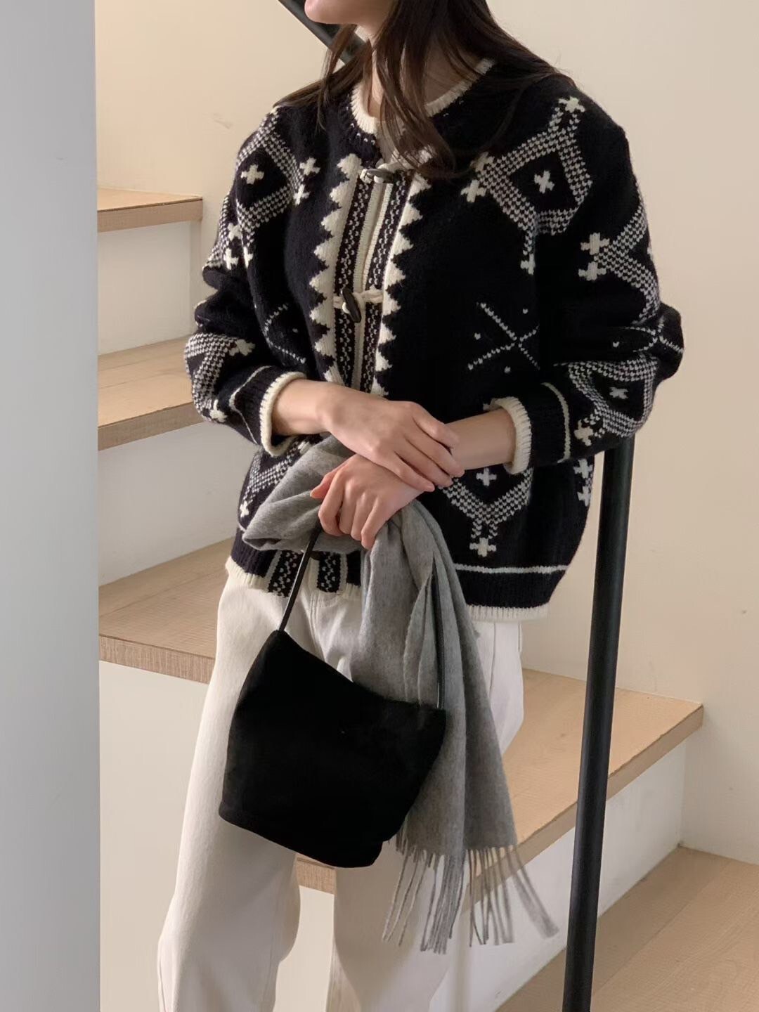 配色費爾島十字圖騰圓領牛角釦外套 / 2色