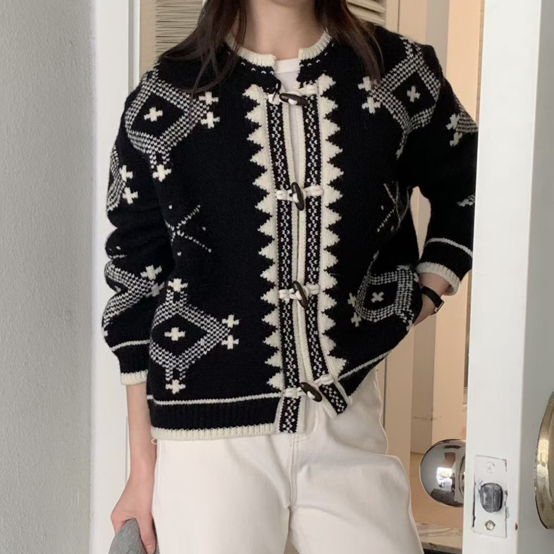 配色費爾島十字圖騰圓領牛角釦外套 / 2色