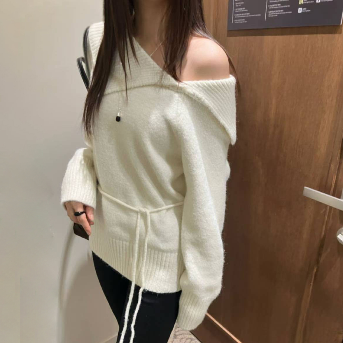 不對稱大小領片露肩造型毛衣-附綁帶 / 2色