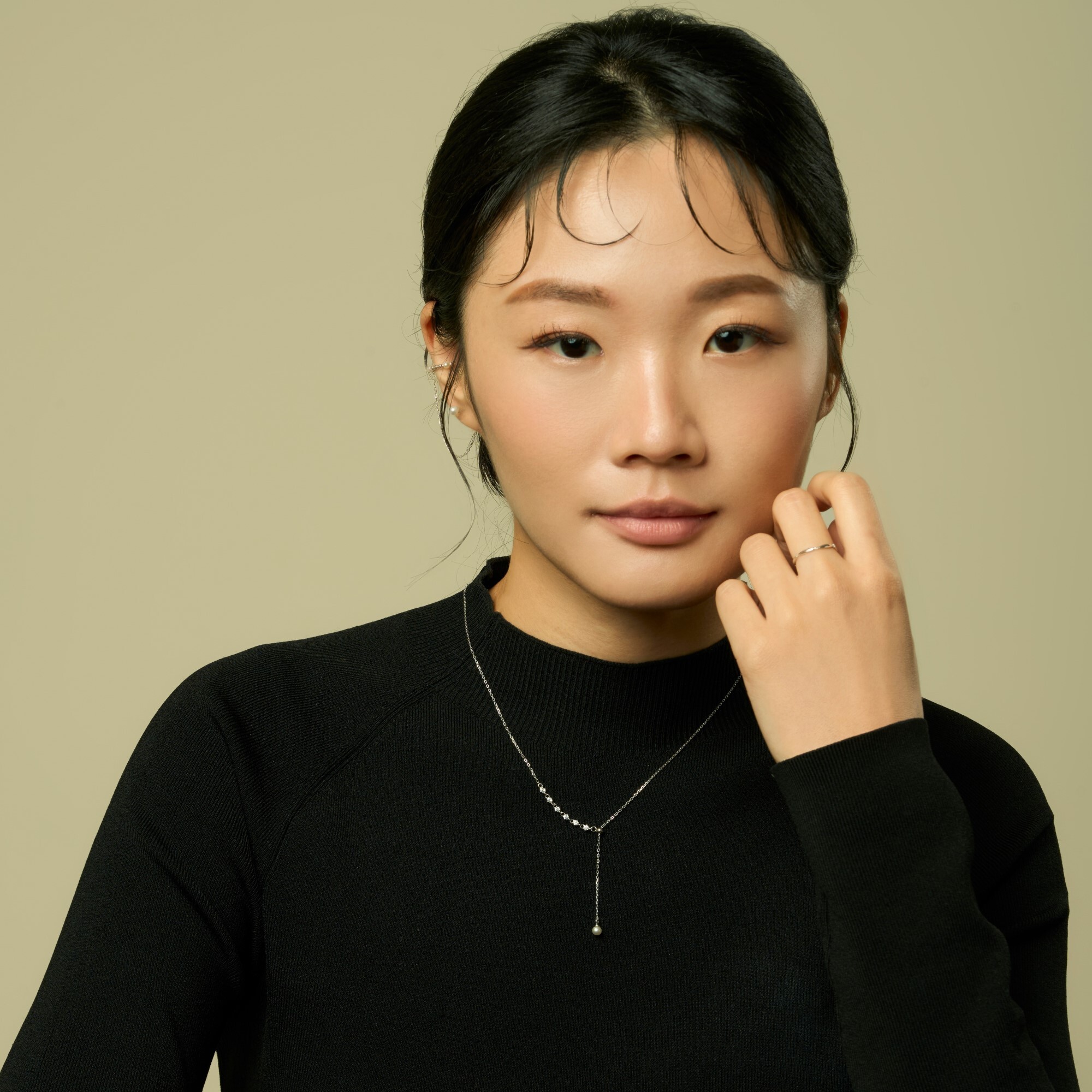 天然珍珠與精選鋯石鑲嵌的純銀項鍊,可調式Y字鍊設計,是多變的個性風項鍊