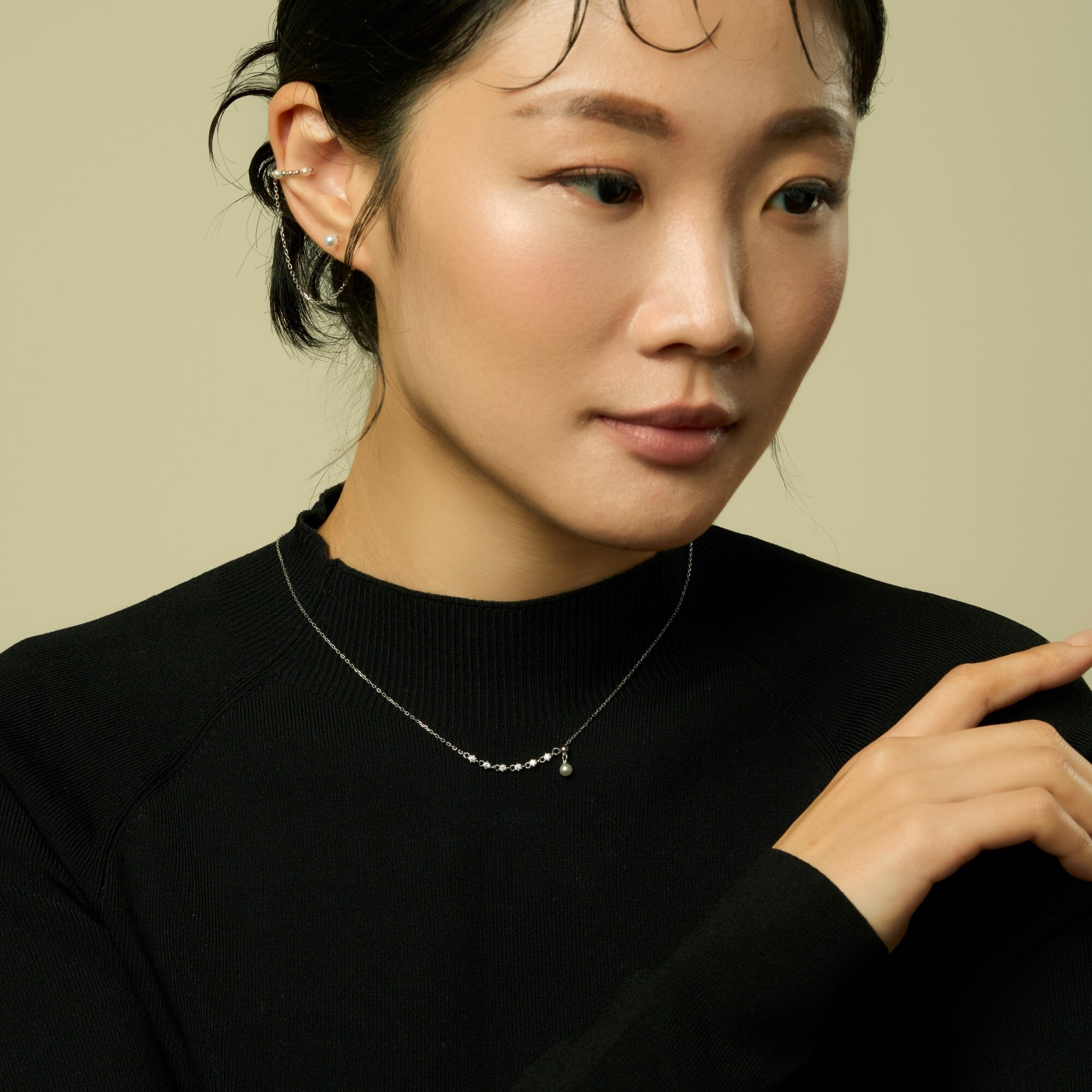 天然珍珠與精選鋯石鑲嵌的純銀項鍊,可調式Y字鍊設計,是多變的個性風項鍊