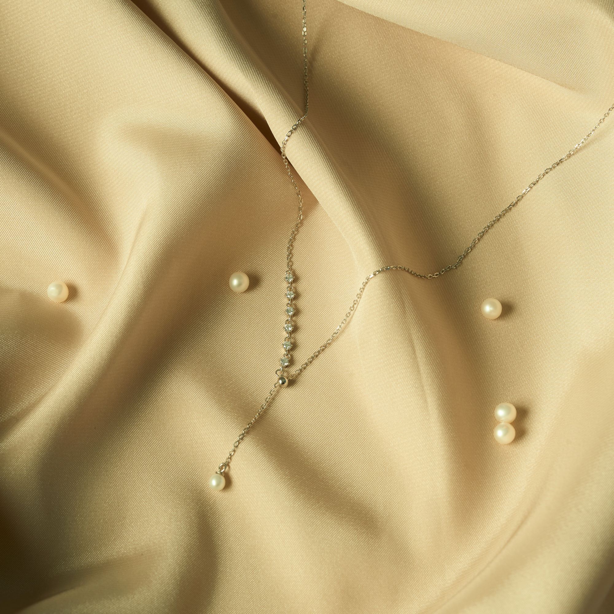 天然珍珠與精選鋯石鑲嵌的純銀項鍊,可調式Y字鍊設計,是多變的個性風項鍊