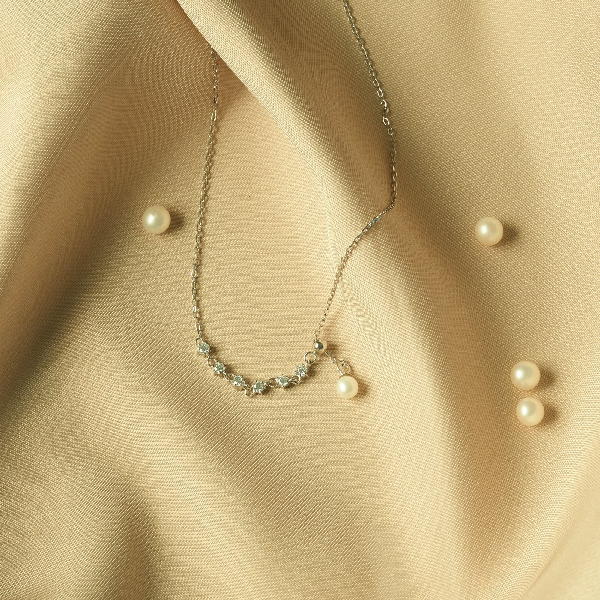 天然珍珠與精選鋯石鑲嵌的純銀項鍊,可調式Y字鍊設計,是多變的個性風項鍊