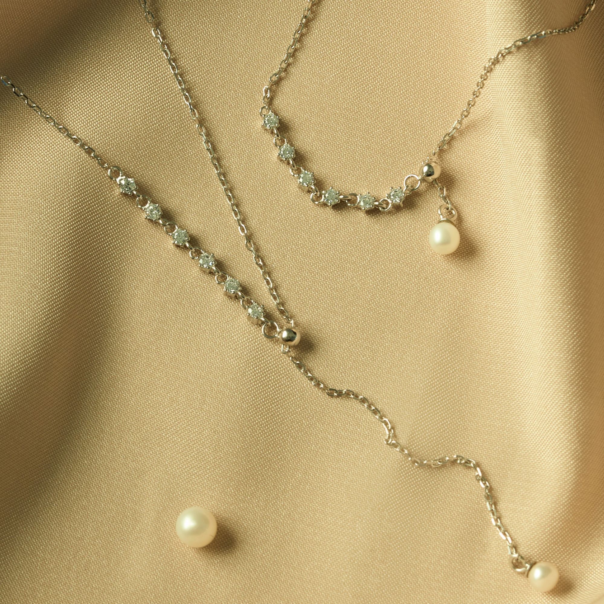 天然珍珠與精選鋯石鑲嵌的純銀項鍊,可調式Y字鍊設計,是多變的個性風項鍊