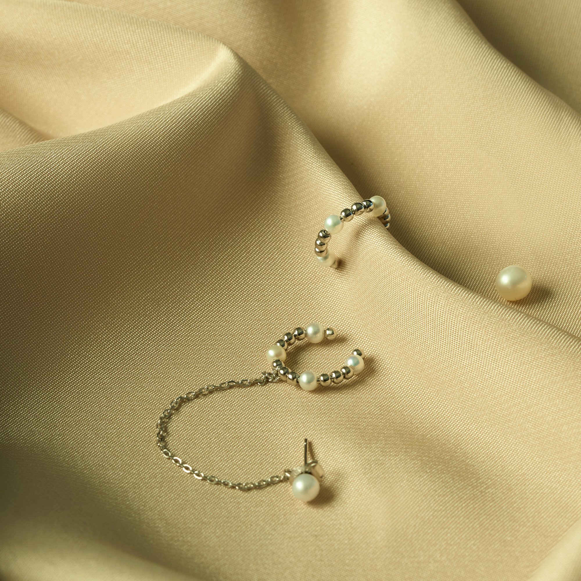 天然珍珠與銀珠編織而成的耳骨夾,還可以調整成耳環,兩戴式的風格讓客戶可以用一份價格享受兩款耳環