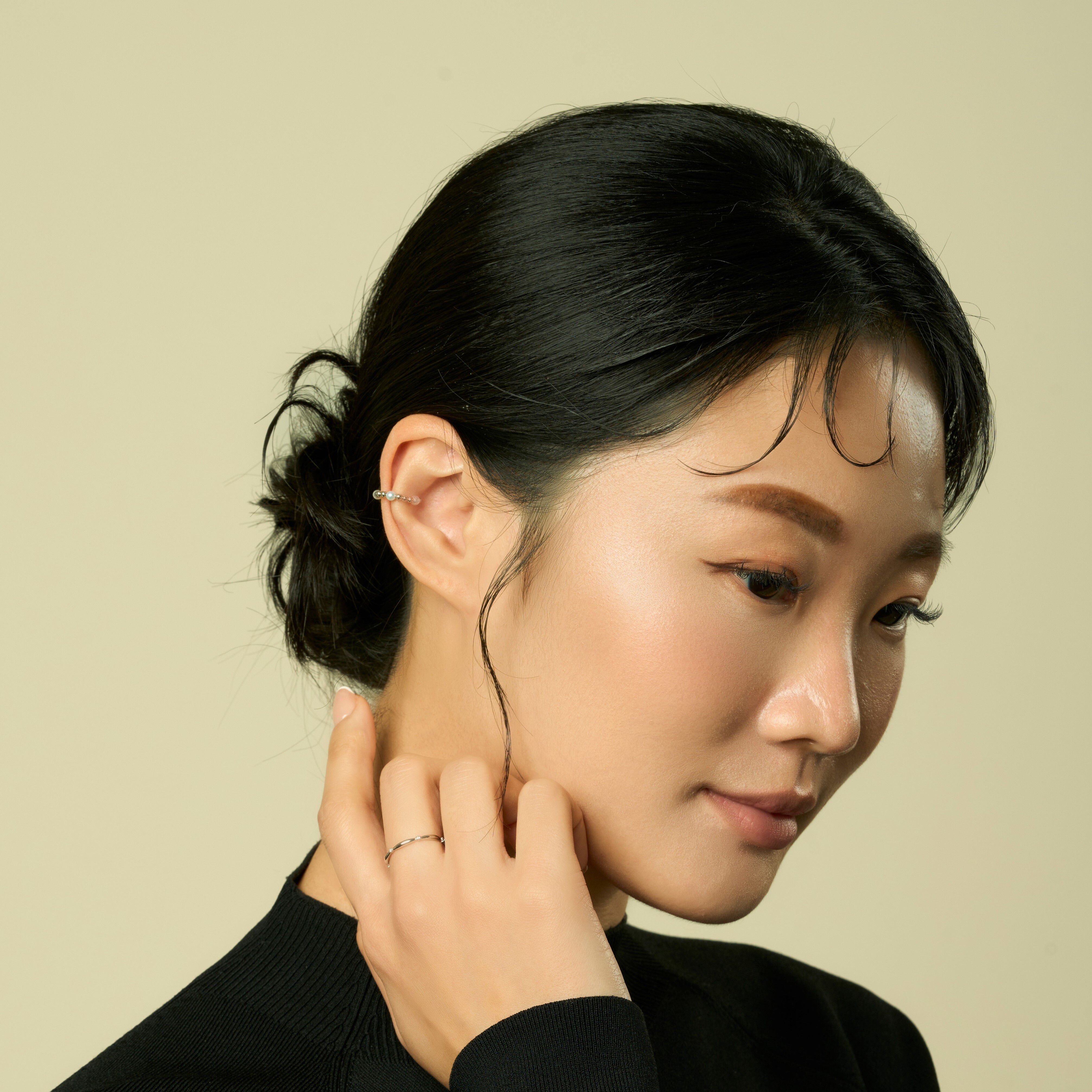 天然珍珠與銀珠編織而成的耳骨夾,還可以調整成耳環,兩戴式的風格讓客戶可以用一份價格享受兩款耳環