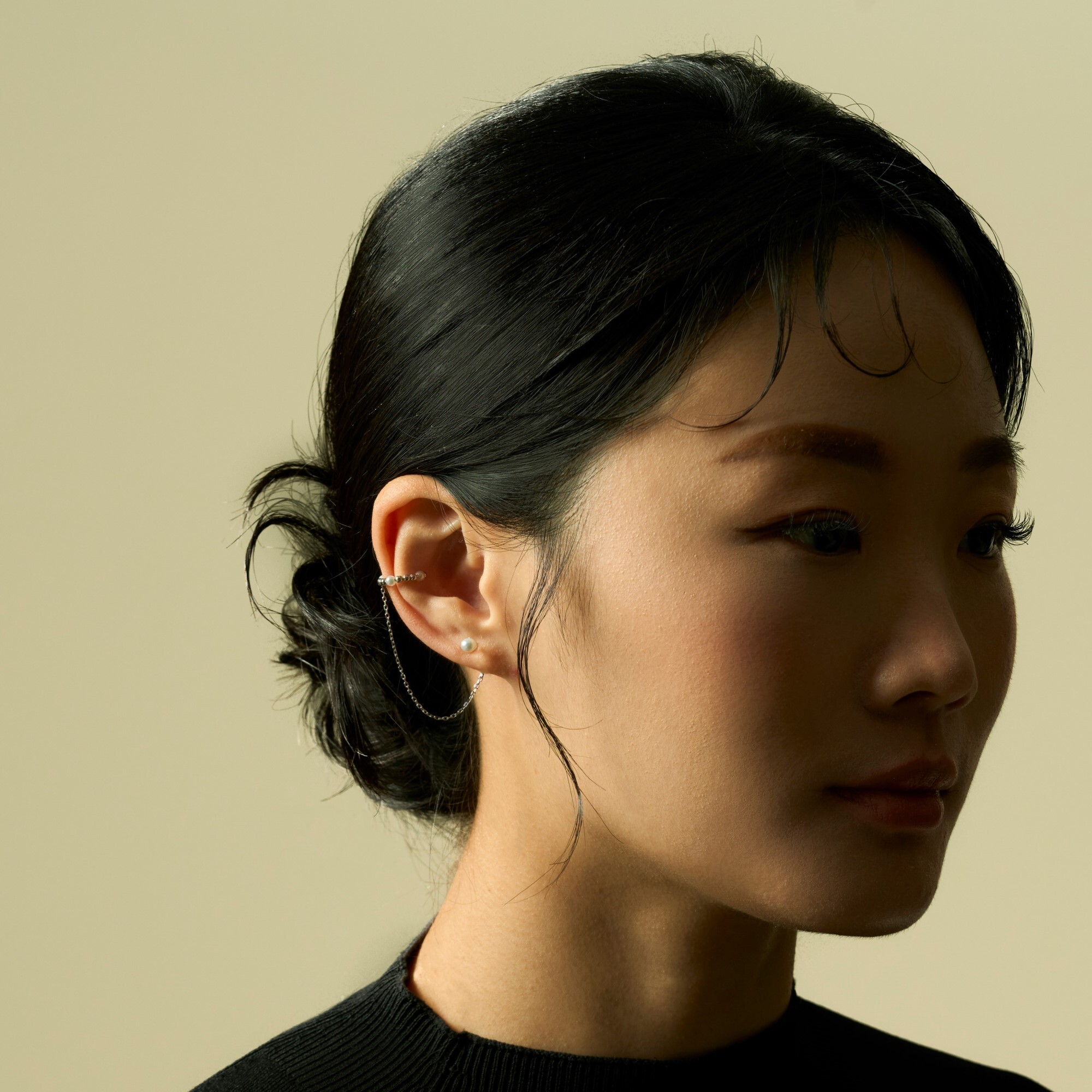 天然珍珠與銀珠編織而成的耳骨夾,還可以調整成耳環,兩戴式的風格讓客戶可以用一份價格享受兩款耳環