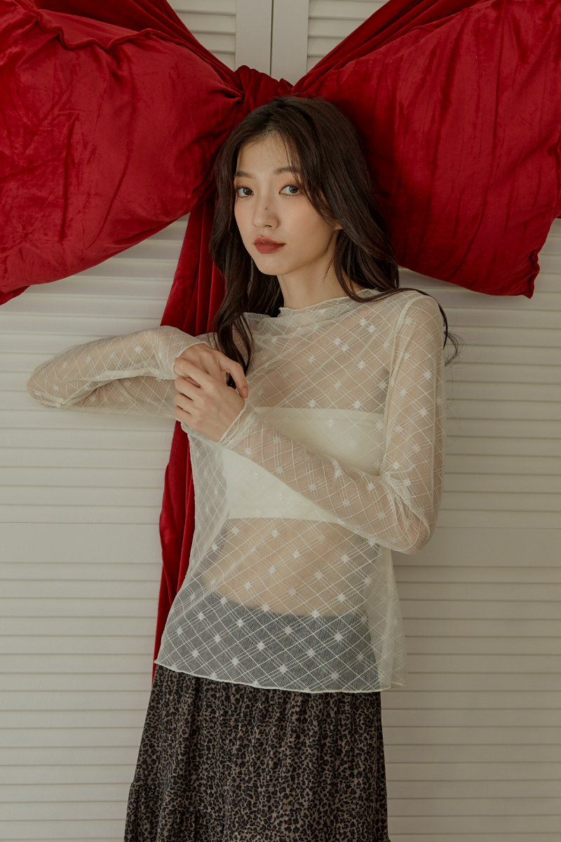 木耳邊菱格紋透膚內搭上衣