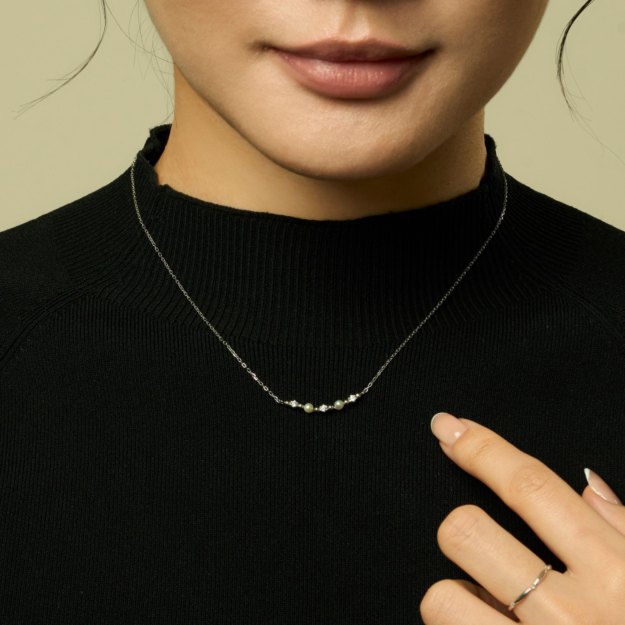 天然珍珠、鋯石與銀珠結合而成的925純銀項鍊,不只優雅,還能修飾臉型