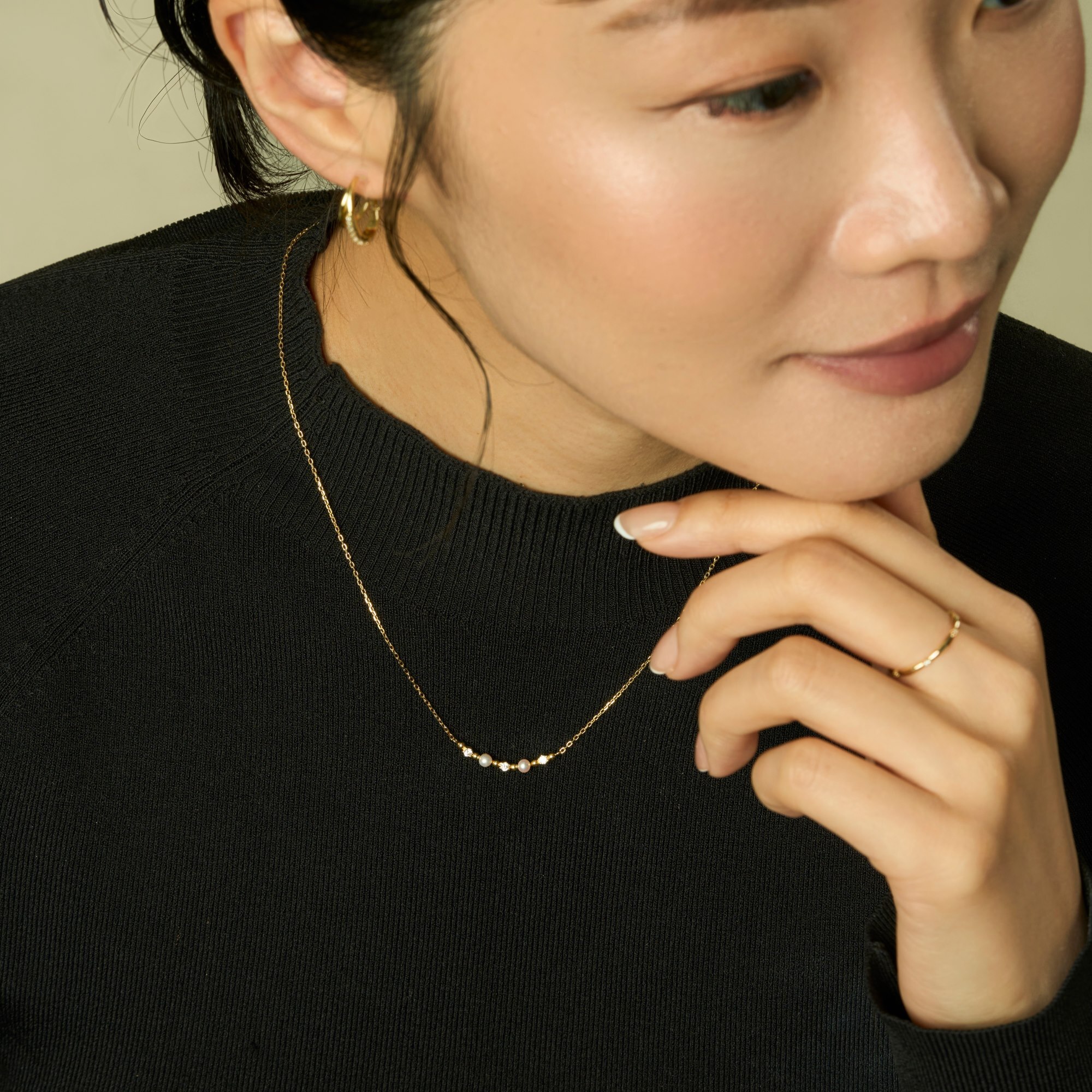 天然珍珠、鋯石與銀珠結合而成的925純銀項鍊,不只優雅,還能修飾臉型