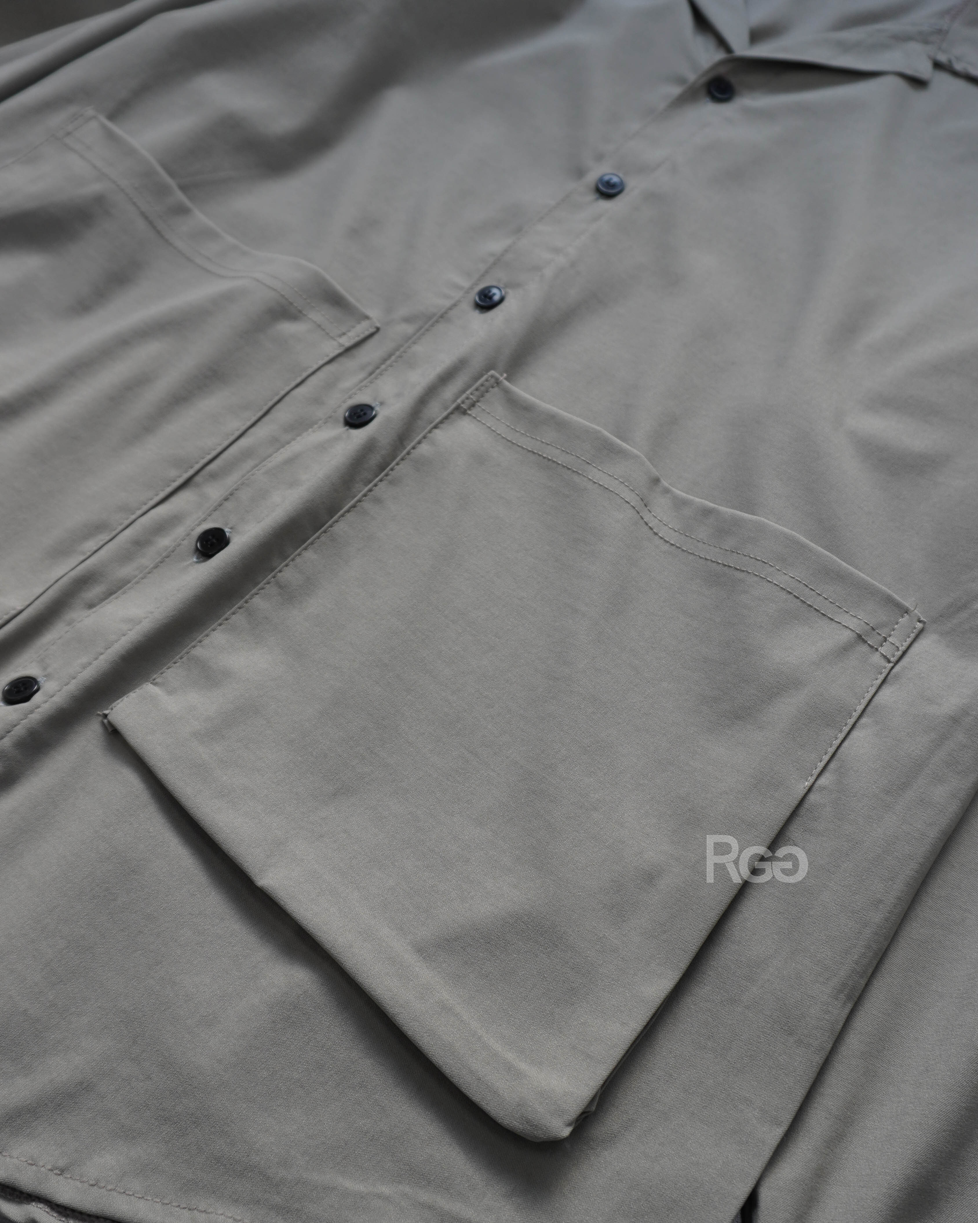 25202 古巴領立體口袋襯衫 口袋鈕釦細節