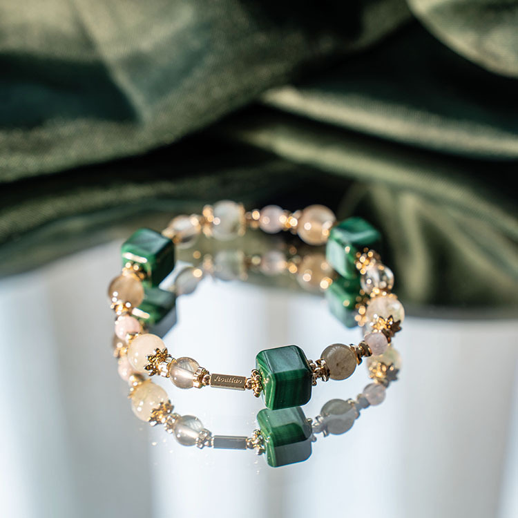 自畫像 ：孔雀石｜綠兔毛｜翠幽靈｜拉絲紫鋰輝｜黃金拉長石