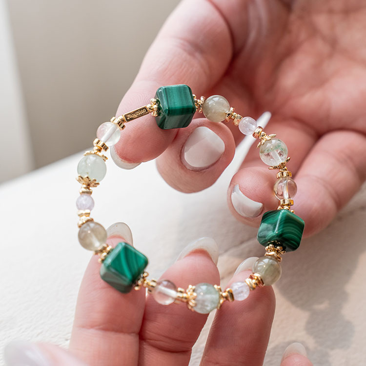 自畫像 ：孔雀石｜綠兔毛｜翠幽靈｜拉絲紫鋰輝｜黃金拉長石