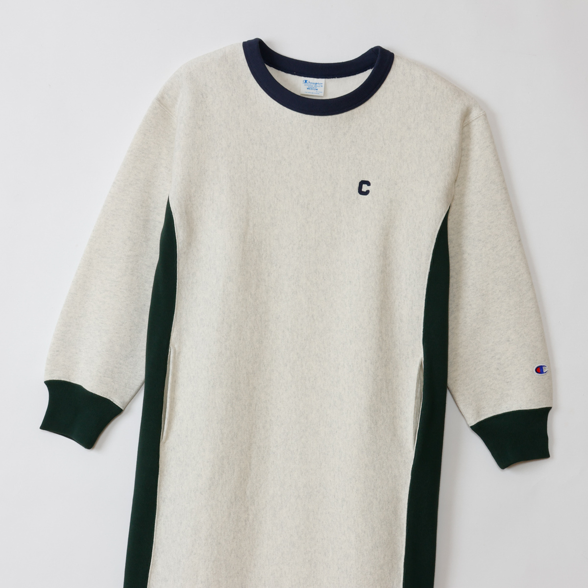 女款-CASUAL 寬版小C刺繡側邊口袋長袖洋裝-淺米色（CW-C005-810）