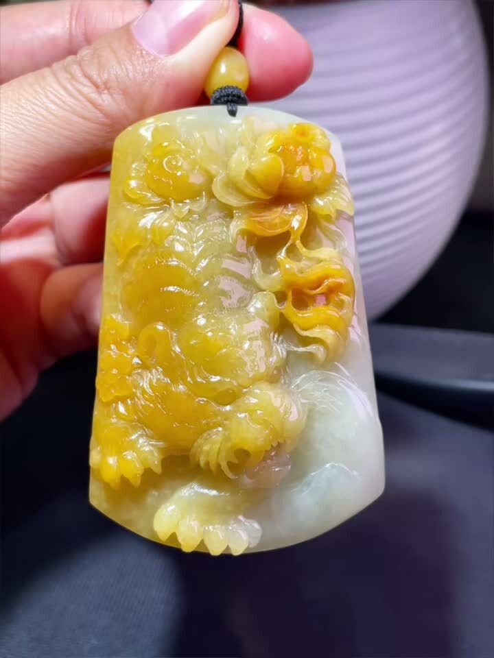 127430 翡翠下山虎吊墜