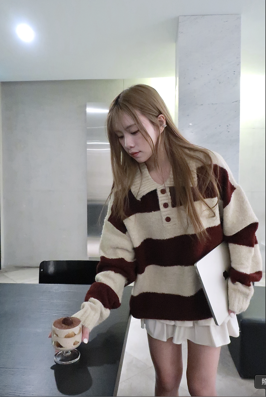 聖誕紅條紋翻領針織衫