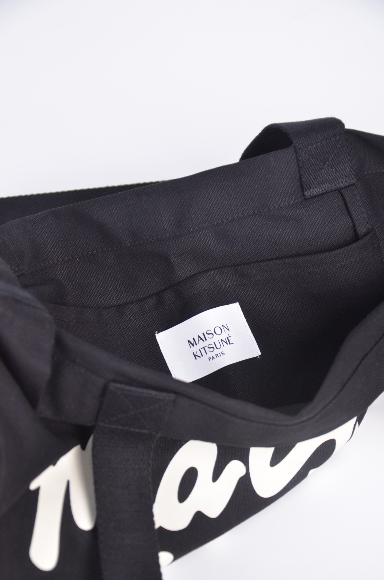 Maison Kitsune 字樣托特包-黑白兩款【PW05124WW9042】