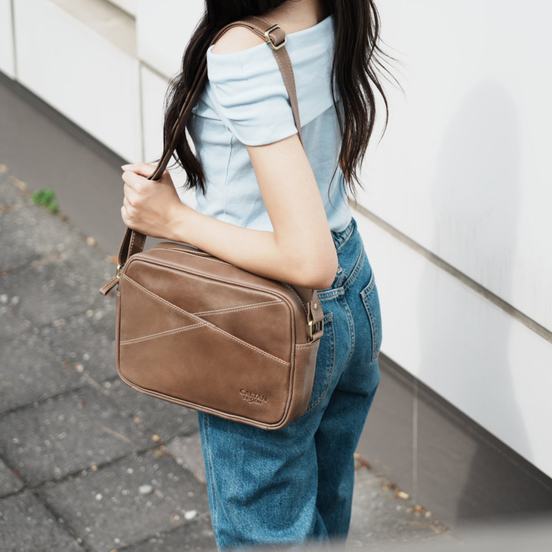 拼接斜口真皮斜背包 - 5555(兩色)