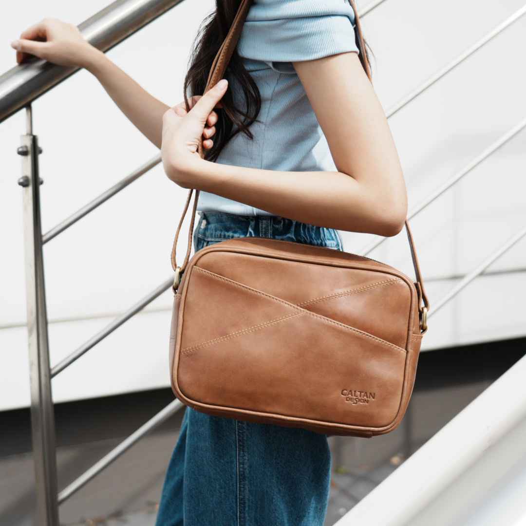 拼接斜口真皮斜背包 - 5555(兩色)