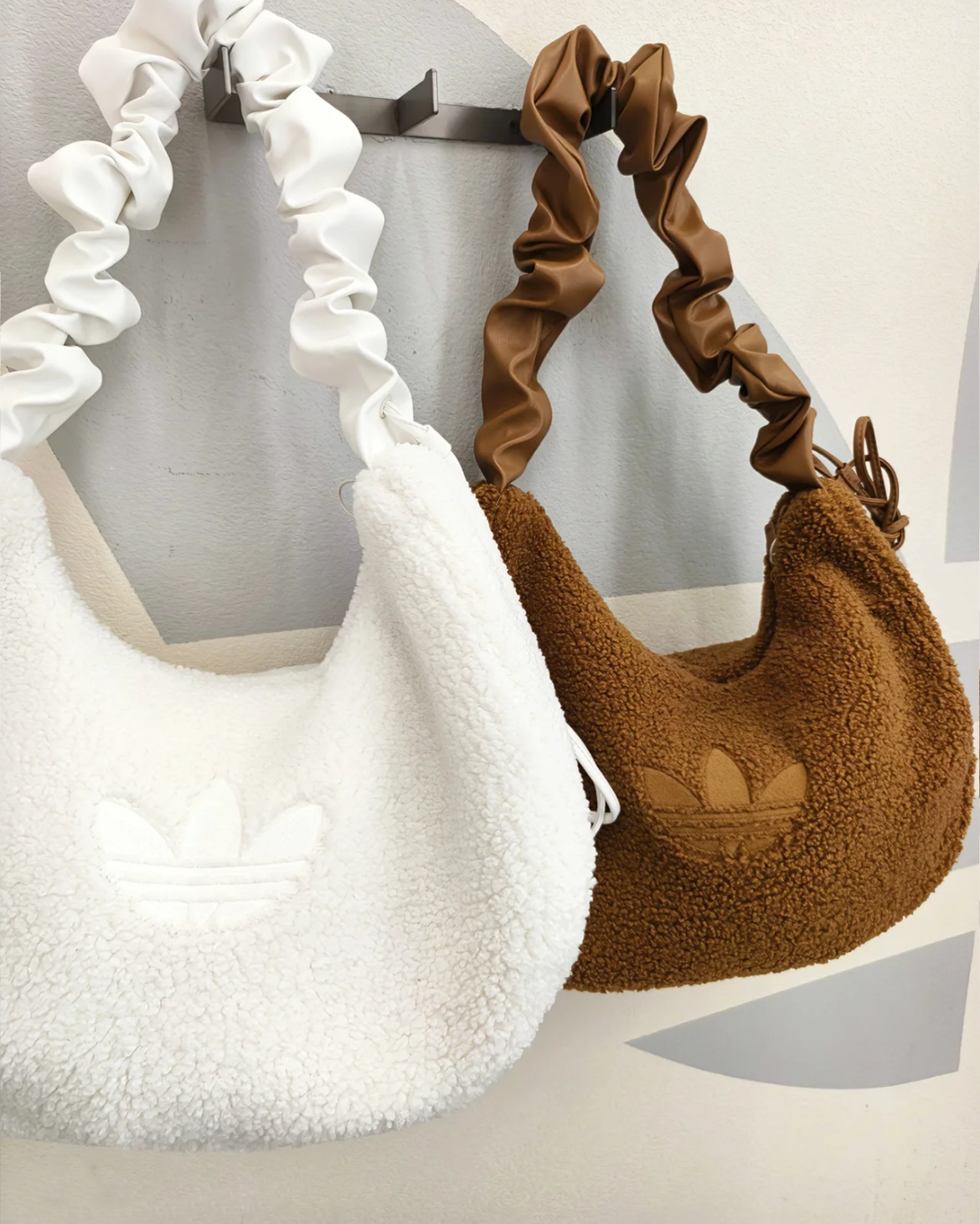 (預訂) Adidas 雪巴毛絨斜孭袋