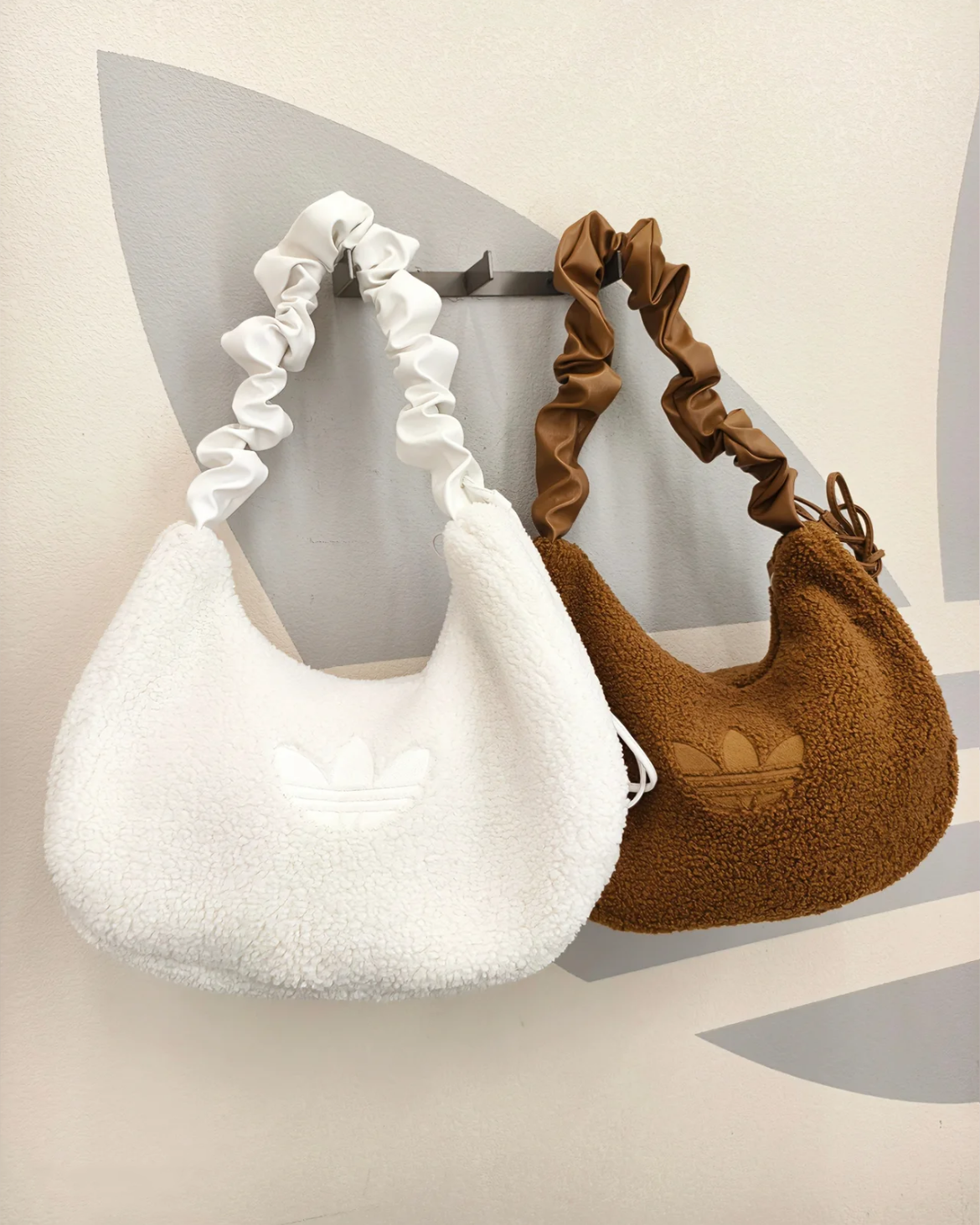 (預訂) Adidas 雪巴毛絨斜孭袋