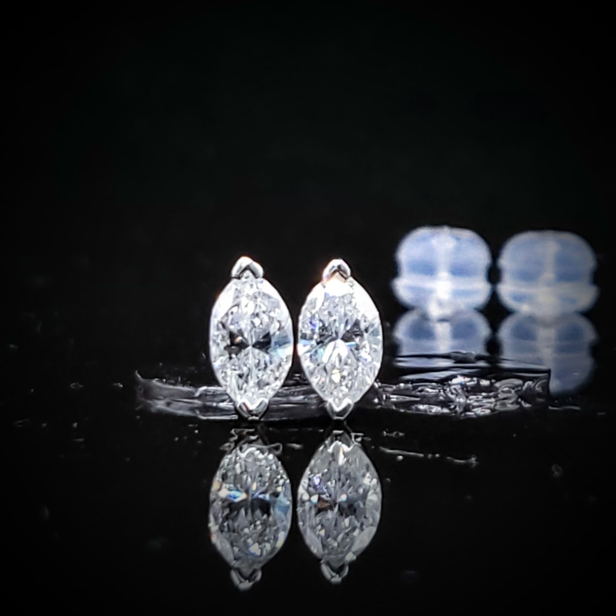 全新18K白金【主石69份欖尖形鑽石】耳環