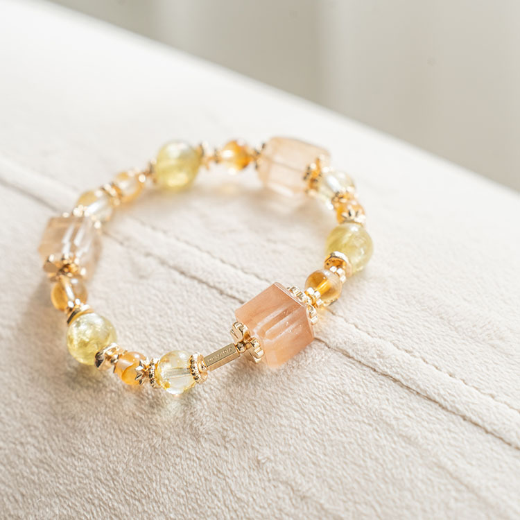 遺落在：黃兔毛｜黃膠花｜黃托帕｜金字塔黃水晶｜黃金雲母