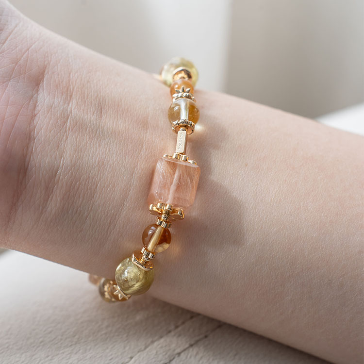 遺落在：黃兔毛｜黃膠花｜黃托帕｜金字塔黃水晶｜黃金雲母