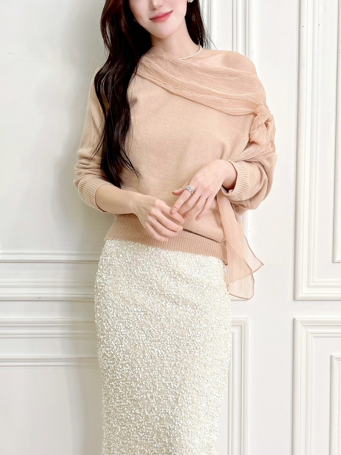 斜肩拼接透紗領針織上衣