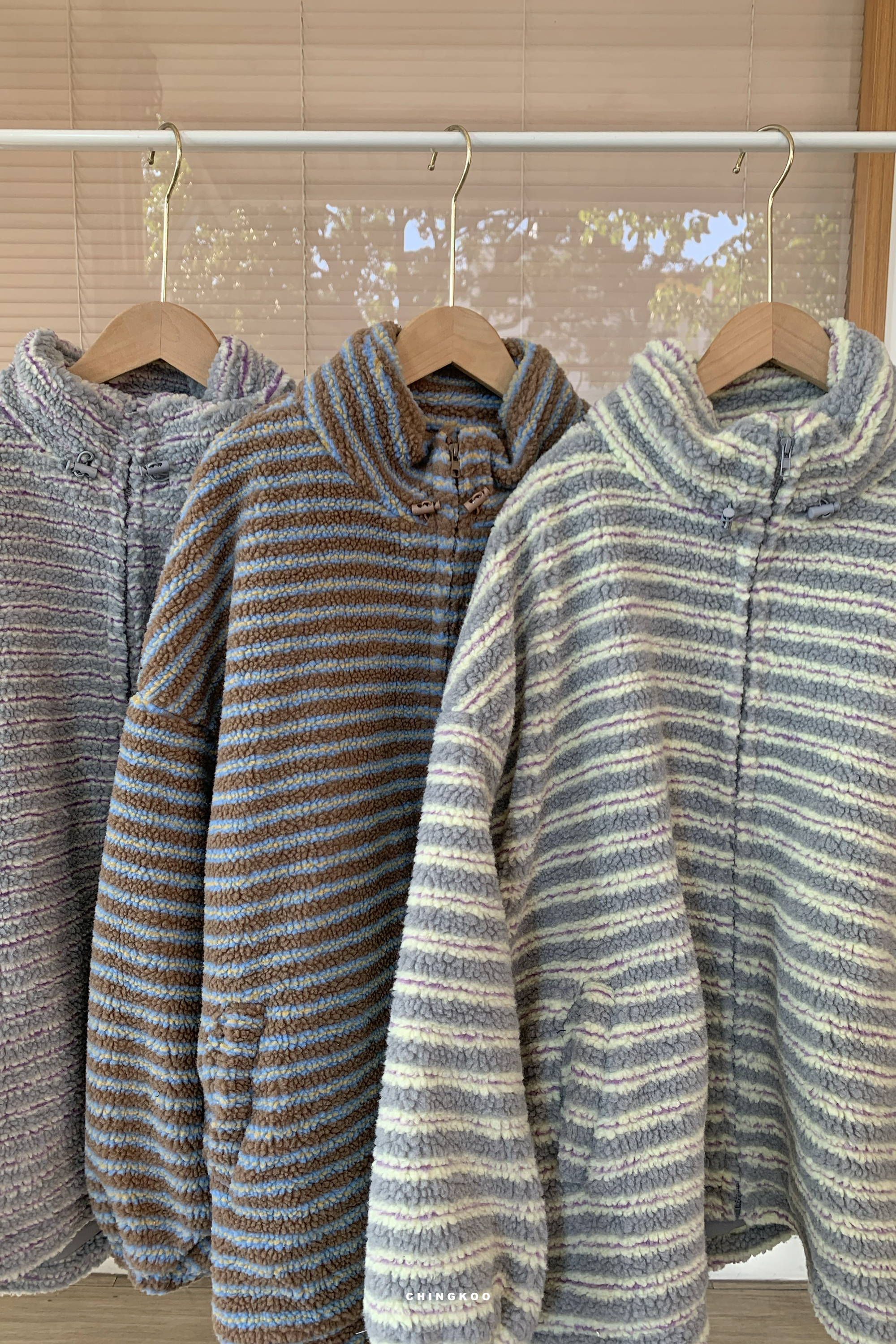 More in Dec｜搖粒絨條紋拉鍊外套 3色