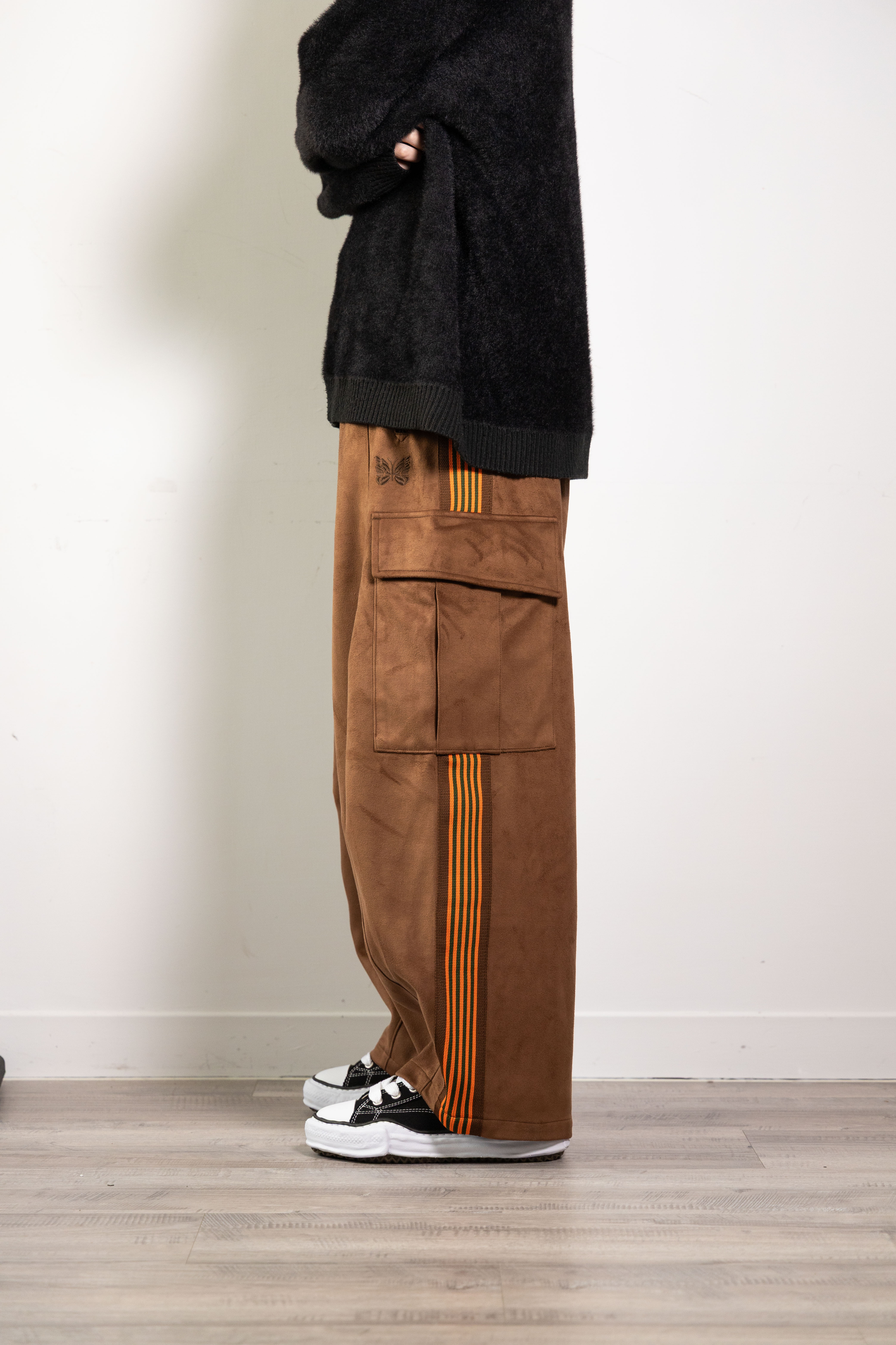 -(B3c01)-NEEDLES X HUMMINGBIRDS'HILL H.D. TRACK PANTS BDU SYNTHETIC  SUEDE 別注款 麂皮 運動寬褲 黑/咖啡色-1140243925100