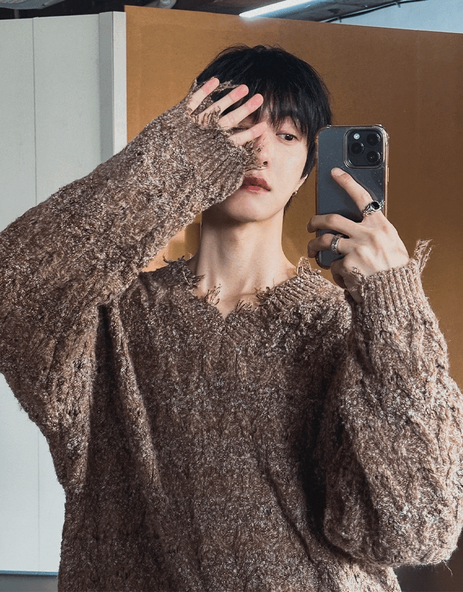 破損V領羊毛針織衫