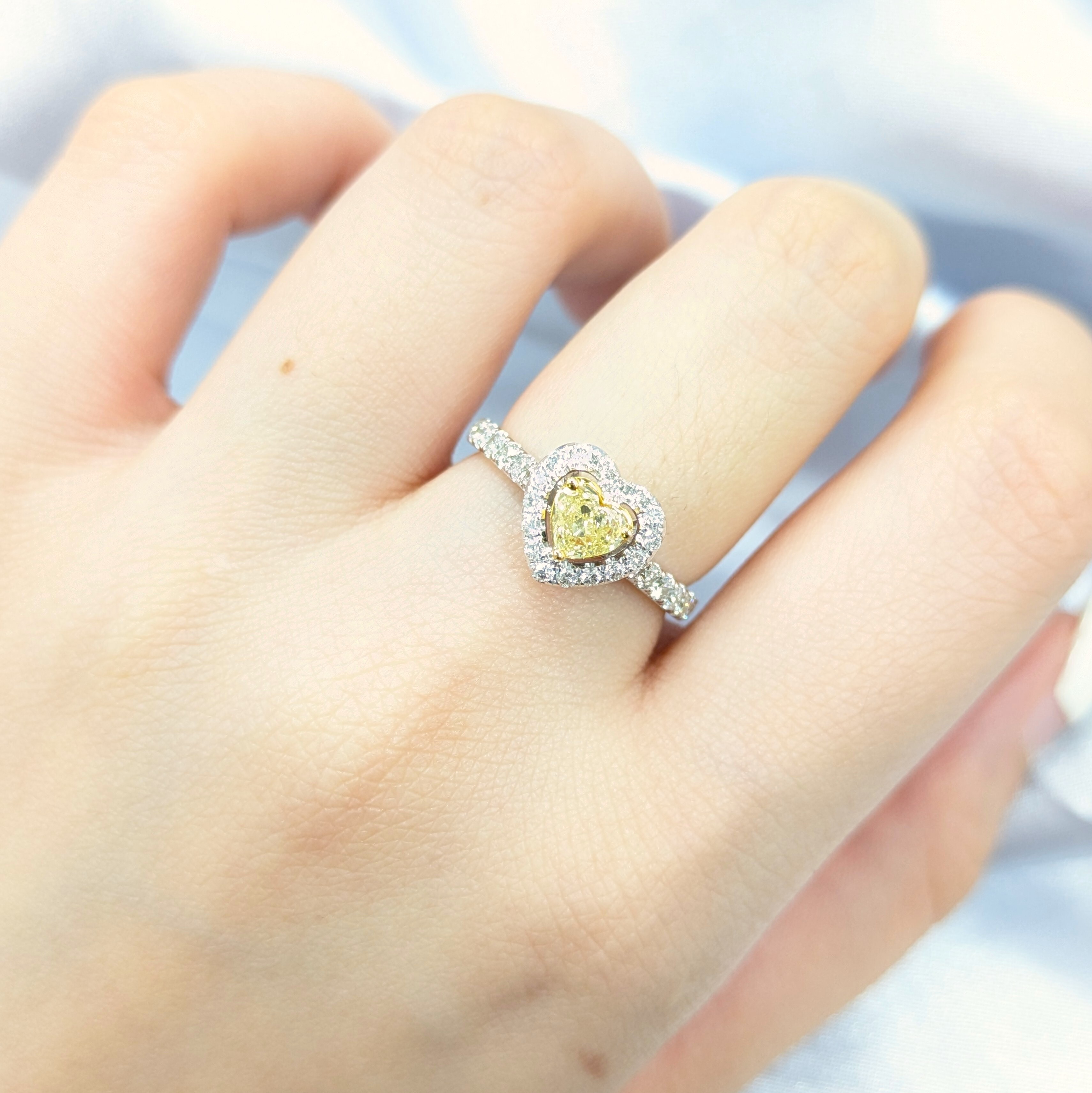 全新18K金【單粒37份心形彩黃鑽】配小鑽共78份鑽石戒指