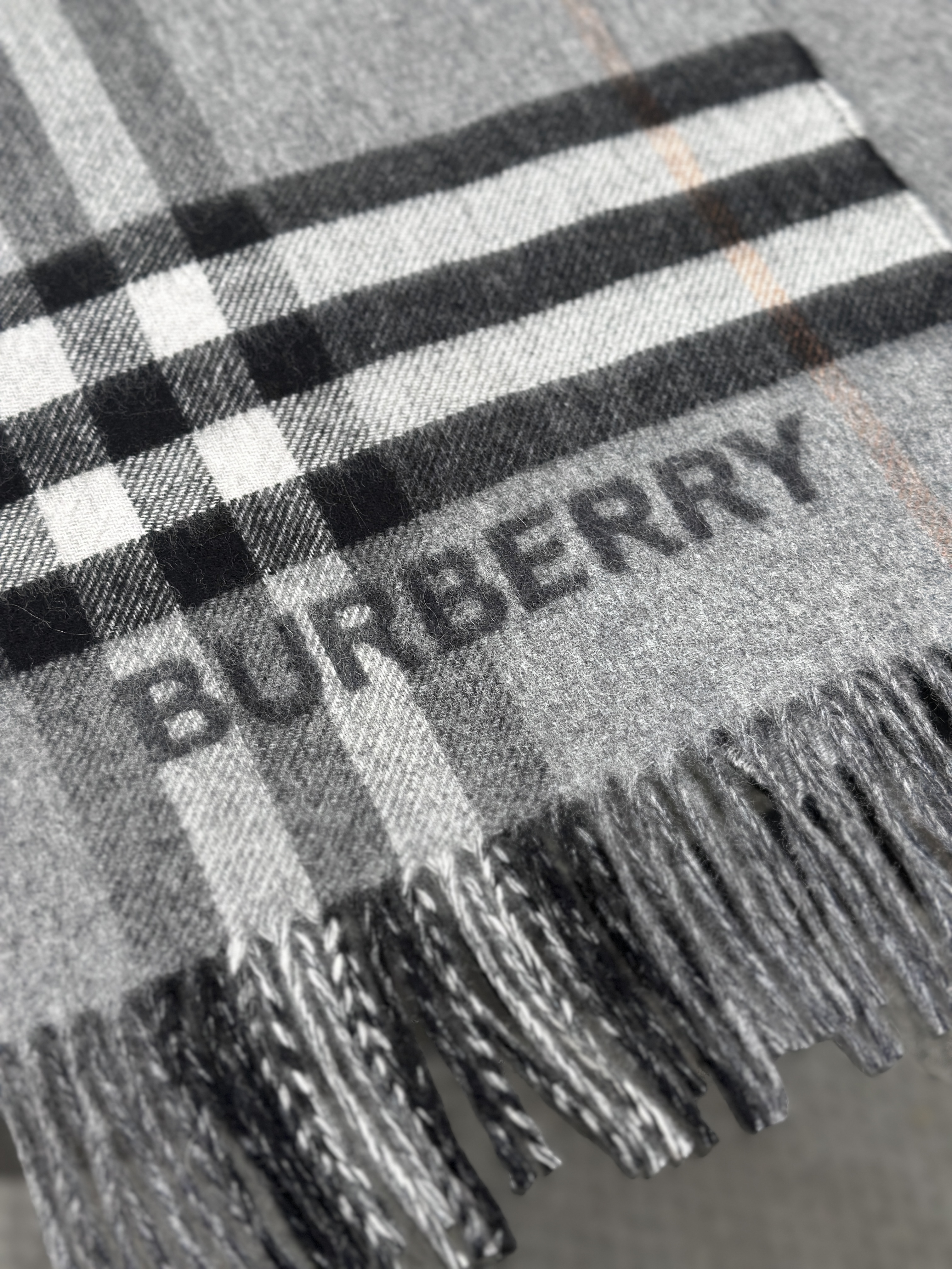 BURBERRY Contrast Check Cashmere Scarf