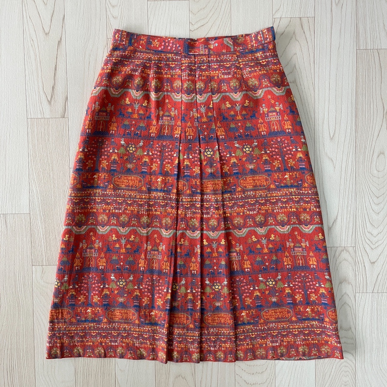 暖紅色可愛小人與街道風景半裙