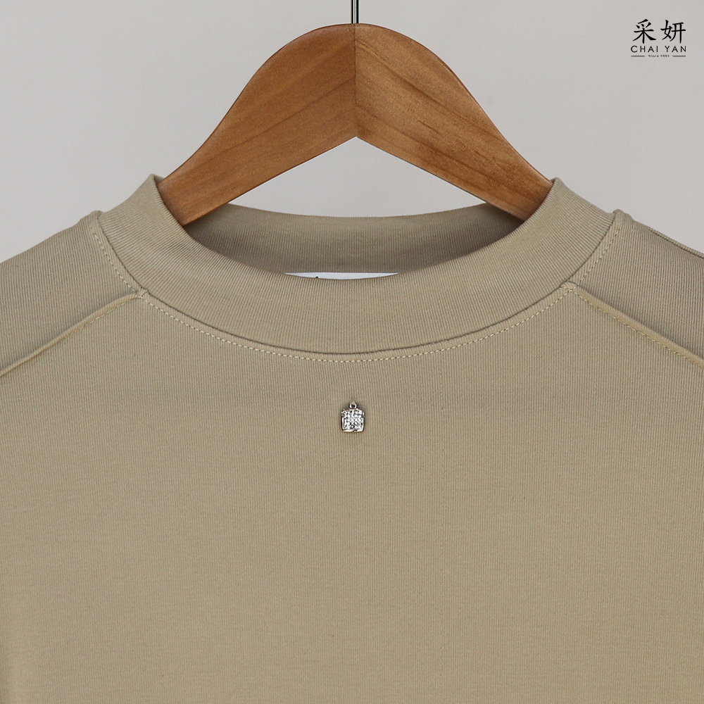 素色彈力綴飾長袖上衣