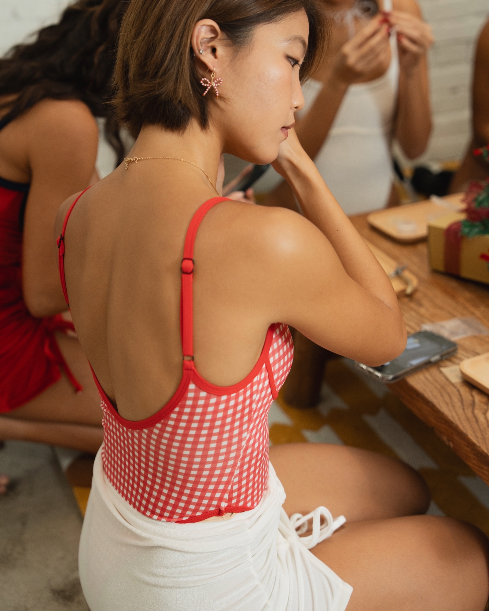 【蕊的紅x羅紋辣椒紅邊】ioo 細肩U領無墊高衩丁字連身泳裝