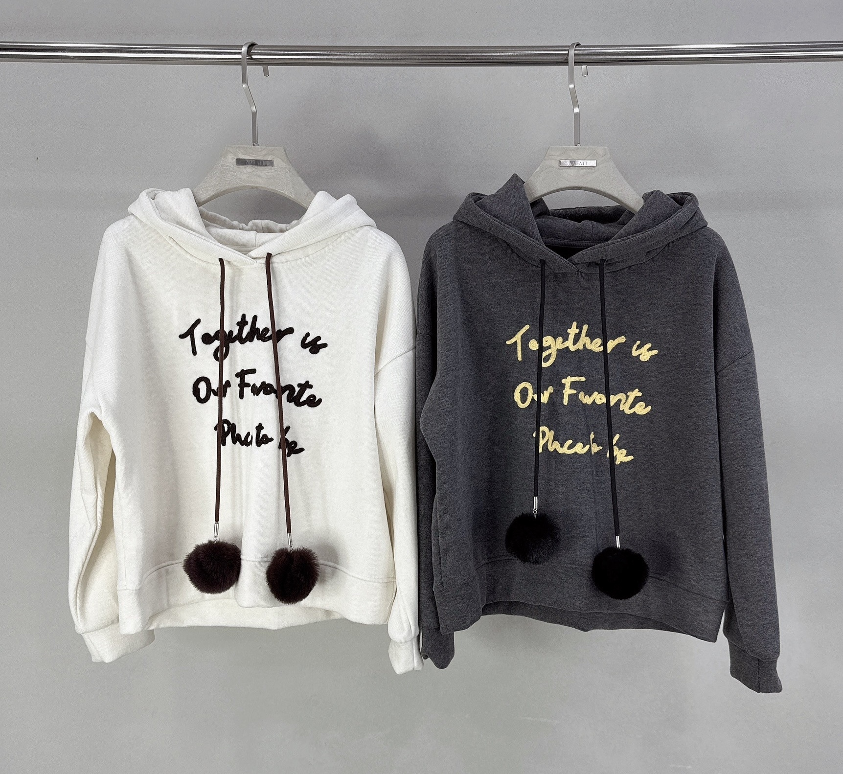 配色英文連帽球球刷毛衣