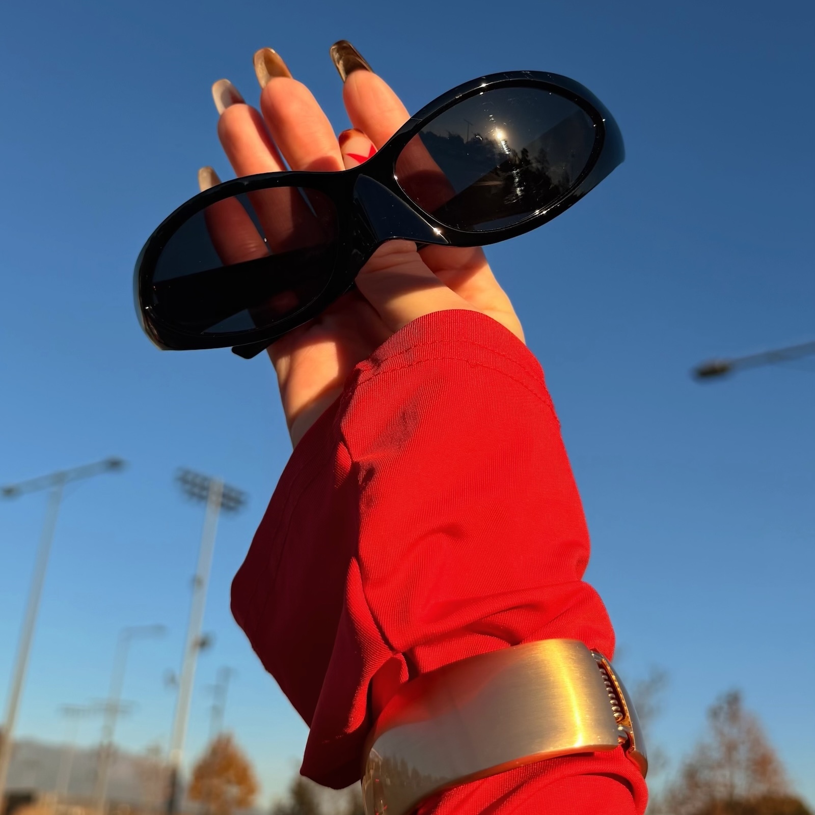 未來感弧形黑框墨鏡