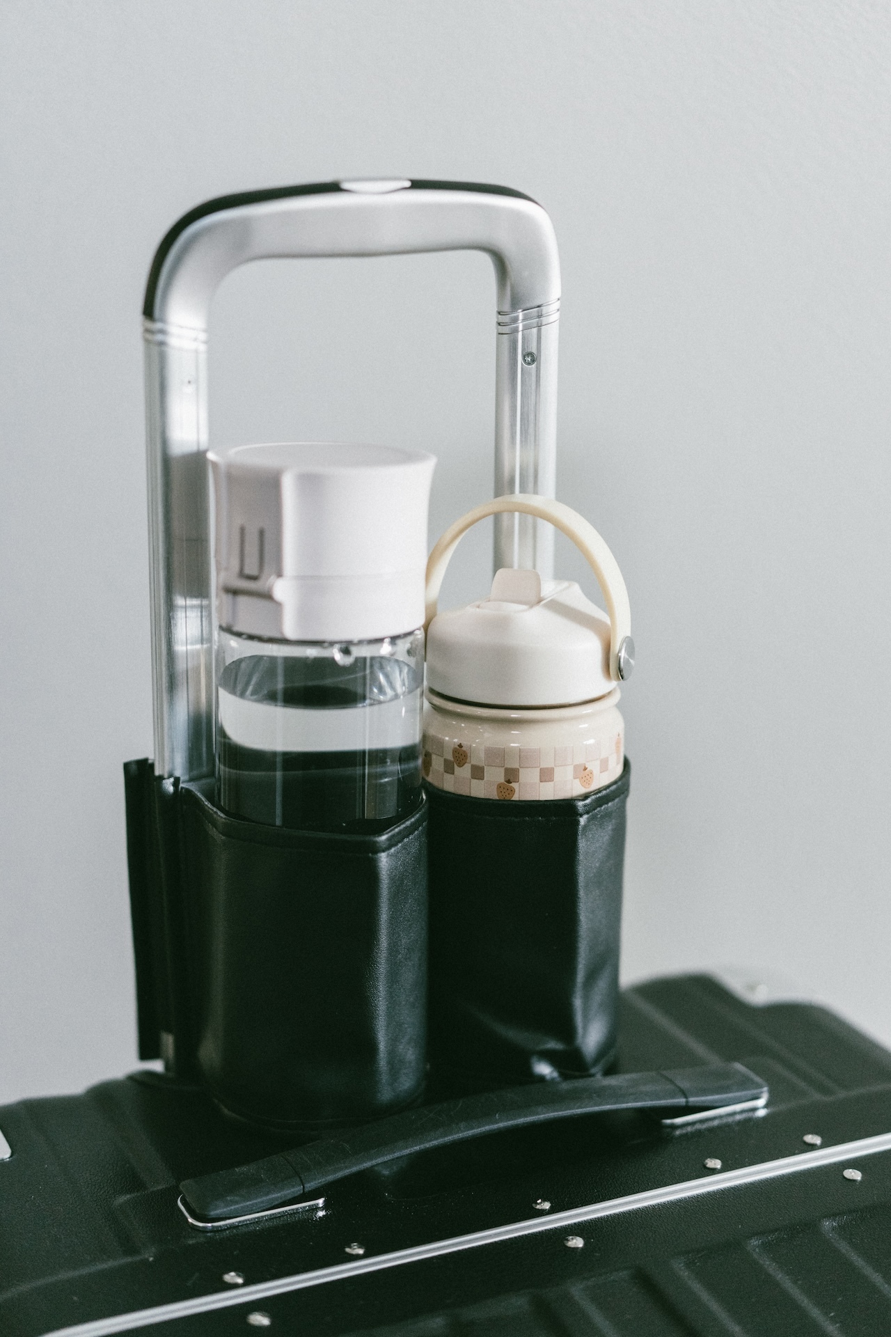 日本3COINS可折疊旅遊必備行李箱拉桿飲料水瓶置杯架