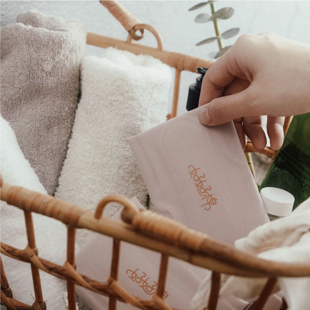 女孩拿著衛生棉