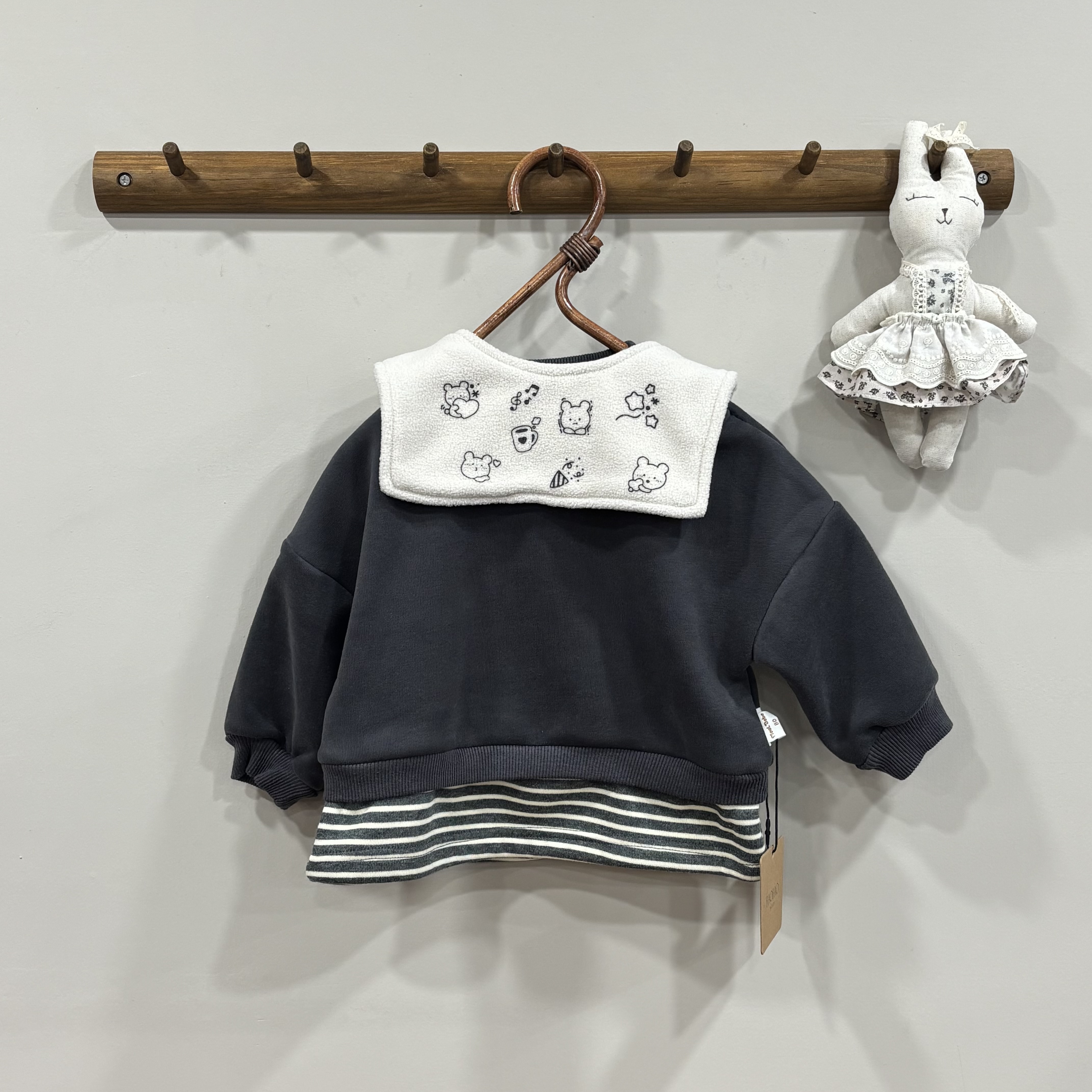 A03699附刷毛圍兜上衣